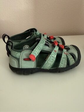 Keen Kids Light Green Closed-Toe Sandals with Coral Accents